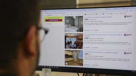 Un hombre observa anuncios de vivienda en un portal inmobiliario