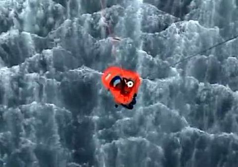 A las 15.00 comienzan a subir a los tripulantes al helic�ptero.