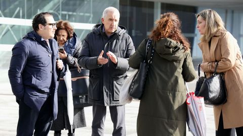 La concejala, primera por la derecha, al salir de declarar como investigada en los juzgados de Vigo