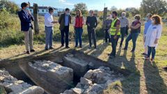 El conselleiro de Cultura, Romn Rodrguez ?tercero por la izquierda? visit en octubre las excavaciones realizadas en la parroquia Proendos, que fueron financiadas por su departamento