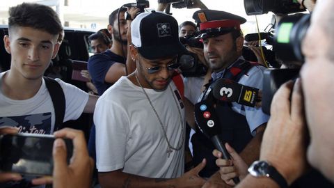 Neymar a su llegada al aeropuerto de la Ciudad Condal para embarcarse en un vuelo a Par�s
