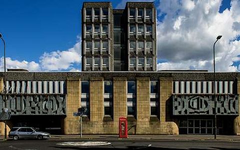 OTRA VISI�N. Arriba, el edificio Argyle House. En este edificio expondr�n Manuel Eir�s (obra superior) y Misha Bies Golas (izquierda) aportando su visi�n de Edimburgo y reinterpretando el pasado de las propias instalaciones.