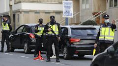 En una imagen de archivo, agentes de la Polic�a Nacional en un control de carretera en Santiago
