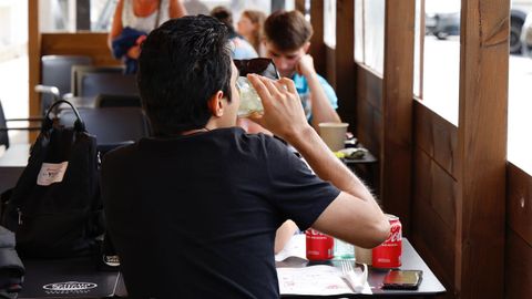 Terraceo en los bares ubicados por la parte trasera del centro comercial Oden. 