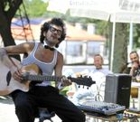 Sesi�n verm� en El Guarisnais (arriba) y juegos en la feria. 
