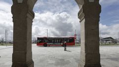 Imagen de la Marina con un bus urbano 