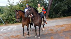 Miguel �ngel, Susana y Alba a lomos de Valme y Buler�a, este martes, en Barro. 