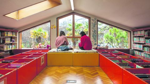 Dos j�venes en una de las bibliotecas de Oviedo. Foto: Tom�s Mugueta