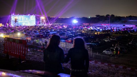 A Atenas han regresado los conciertos, como el de la cantante Natassa Theodoridou, aunque desde los coches