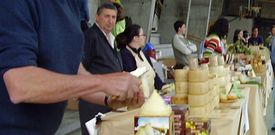 Turistas de todo el pa�s, gallegos y asturianos acuden en gran n�mero a la feria del queso de Taramundi