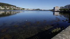 Las altas temperaturas y la falta de precipitaciones para esta �poca del a�o est�n animando el turismo oto�al en poblaciones mari�anas como Viveiro, en imagen, o Foz