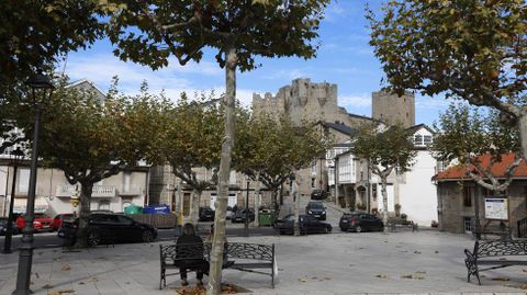 El castillo de Castro Caldelas visto desde la plaza