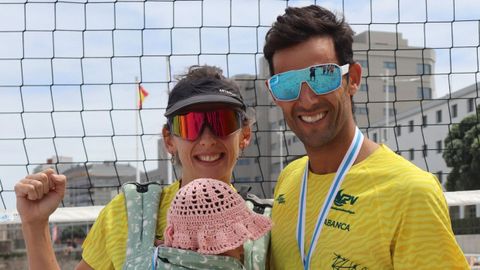 David Guiñazú y Tea Andric, junto a su hija tras lograr sus respectivos triunfos.