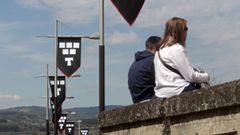 Estandartes que anuncian  la Feira Medieval en los accesos al Parador de Turismo
