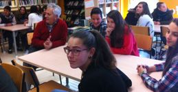 El alcalde de Poio, Luciano Sobral, disfrut� ayer unos momentos con los alumnos del instituto. 