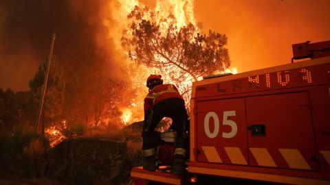 Un bombero lucha contra el fuego en Trancoso, Portugal.