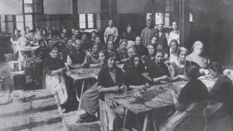 Trabajadoras elaborando filetes de anchoa en la fbrica de conservas Herrero Hermanos, en Cands