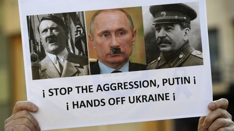 Un cartel contra Putin en la concentraci�n de Oviedo convocada por la Asociaci�n de Ucranianos de Asturias