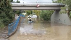 Un vehculo atrapado por las fuertes lluvias