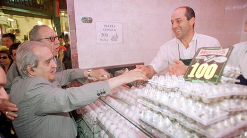 Visita de Fernando Morn a un mercado madrileo como candidato socialista a la alcalda de Madrid