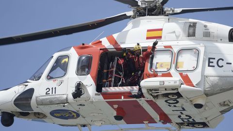 Miles de personas han seguido desde la playa de San Lorenzo y sus aledaños las exhibiciones y acrobacias de los aviones, helicópteros y paracaidistas que han participado en el XIX Festival Aéreo de Gijón, un evento que se ha iniciado al mediodía con unas condiciones meteorológicas idóneas, con cielo despejado, sol y poco viento.