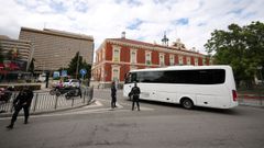 Llegada del autob�s con los pasajeros del MV Hondius al hospital G�mez Ulla