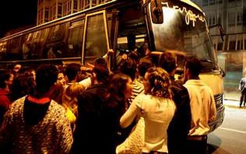 Un grupo de j�venes hacen cola ante un bus nocturno, en una imagen de archivo