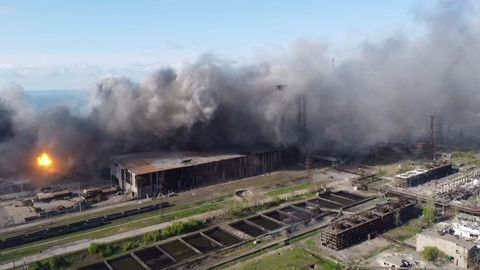 Vista a�rea de los bombardeos rusos sobre la planta de Azovstal, en Mari�pol.