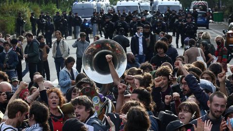 Manifestantes, este jueves, con instrumentos musicales ante la polic�a en Par�s