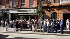 Un grupo de turistas alemanes, esperando para entrar en la jamoner�a Montefurado, en la calle de la Torre
