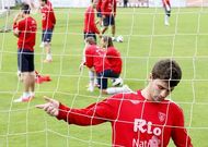 Tonetto recoge un bal�n de las redes durante una sesi�n de entrenamiento.