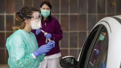 As� funciona el punto de recogida de muestras en coche situado en el CHUO