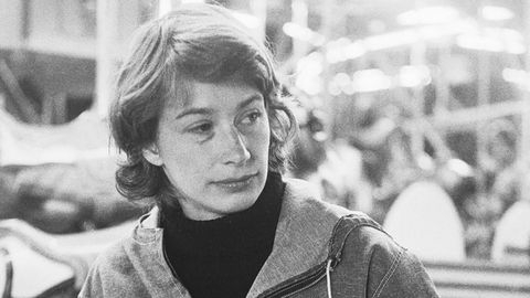 La escritora y activista medioambiental estadounidense Mary Oliver (1935-2019), retratada por Molly Malone Cook, la fotógrafa que fue su pareja durante cuarenta años. En el libro «Nuestro mundo», ambas narran su relación, una a través de sus textos y la otra mediante sus fotografías.