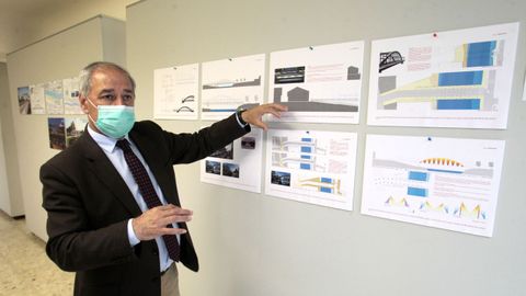 El alcalde de Monforte, junto al panel con los planos del proyecto del nuevo puente, expuestos en la Casa da Cultura