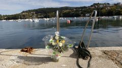 Flores ubicadas en el Puerto de Aguete al que trasladaron el cuerpo del fallecido