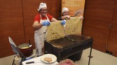 Elena L�pez (derecha) y Nieves Mart�nez elaboraron filloas en la presentaci�n de la fiesta.