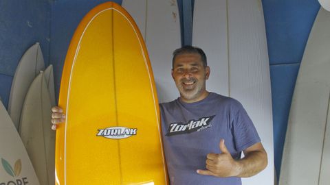 Walter Nieto en su taller donde da vida a las tablas de surf de su marca Zorlak Surfboards