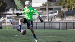 Karla controla con el pie un baln dirigido a su portera