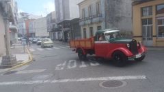 Recorrido de coches antiguos por el centro de Vilalba dentro de una actividad de las fiestas de Goiriz