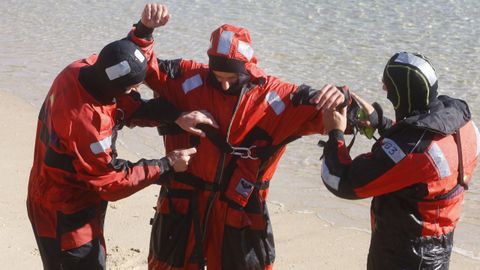 Militares del Ejrcito de Tierra prueban en las playas de O Grove los trajes VIvac que utilizarn en su misin