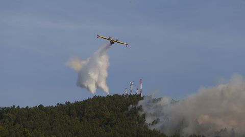 Imagen de archivo de un avi�n tratando de apagar un incendio en Barbanza.
