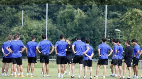 Los jugadores del Vetusta reciben instrucciones furante un entrenamiento