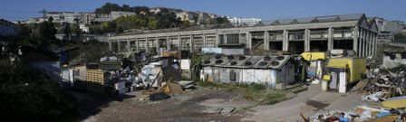 La nave en ruinas de La Toja, rodeada por chabolas en A Pasaxe. 