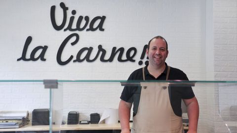 Bruno Casal, con el lema de Viva la carne en uno de sus establecimientos. 