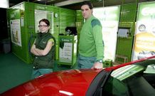 El taller de lavado est� situado en el aparcamiento interior del centro comercial.