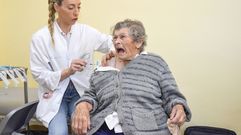 Emilia, una de las mayores de la residencia pblica de Pontevedra que se vacun este lunes que, a pesar de su cara de espanto, dijo que no le haba dolido nada.