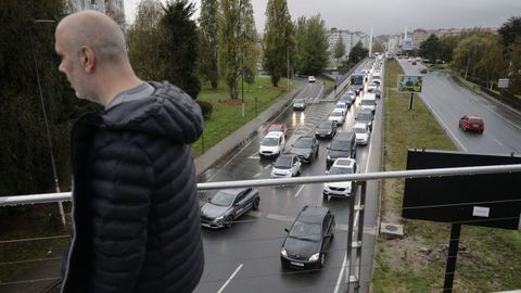 Atasco en la rotonda de Matogrande, en A Corua