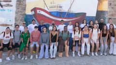 El filial femenino del Burela FS posa ante los murales del puerto de Burela