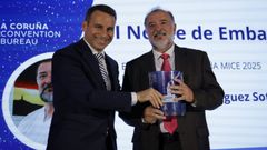 El doctor Antonio Rodrguez Sotillo (derecha) recibi uno de los reconocimientos de manos de lvaro Lens, gerente de A Corua Convention Bureau