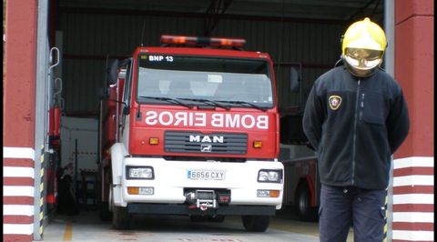 Un bombero, ante la entrada de las instalaciones comarcales situadas en Bueu